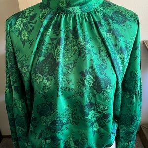 Beautiful vibrant floral print blouse could shoulder Size L Moda International